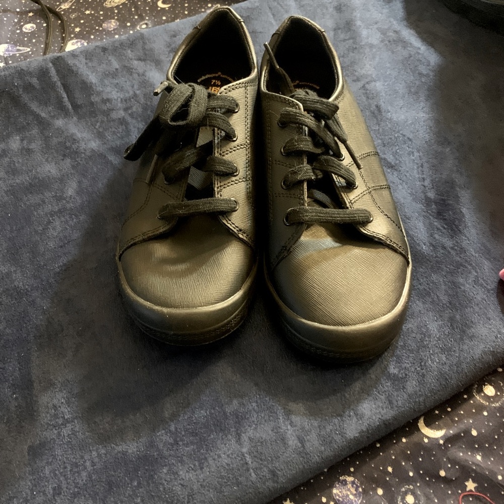 Black tread safe shoes